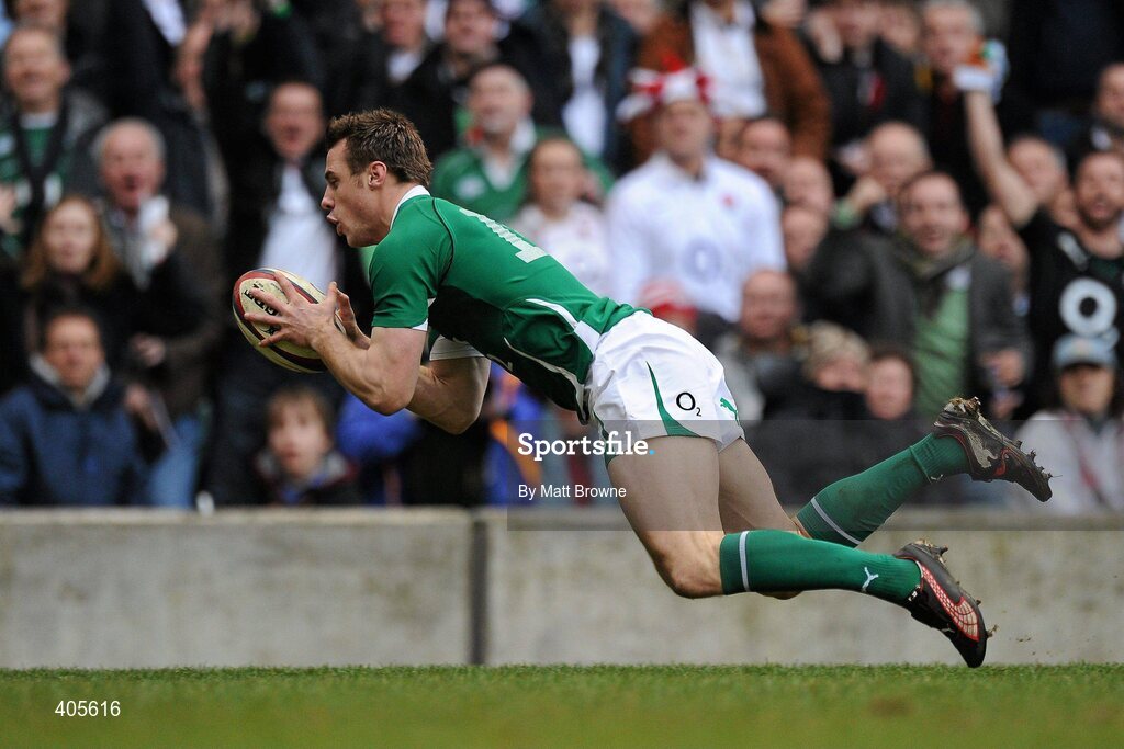 27 February 2010; Ireland's Tommy Bowe on his way to scoring his side's first try, and his twelfth of all time, against England. RBS Six Nations Rugby Championship, England v Ireland, Twickenham Stadium, Twickenham, London, England. Picture credit: Matt Browne / SPORTSFILE