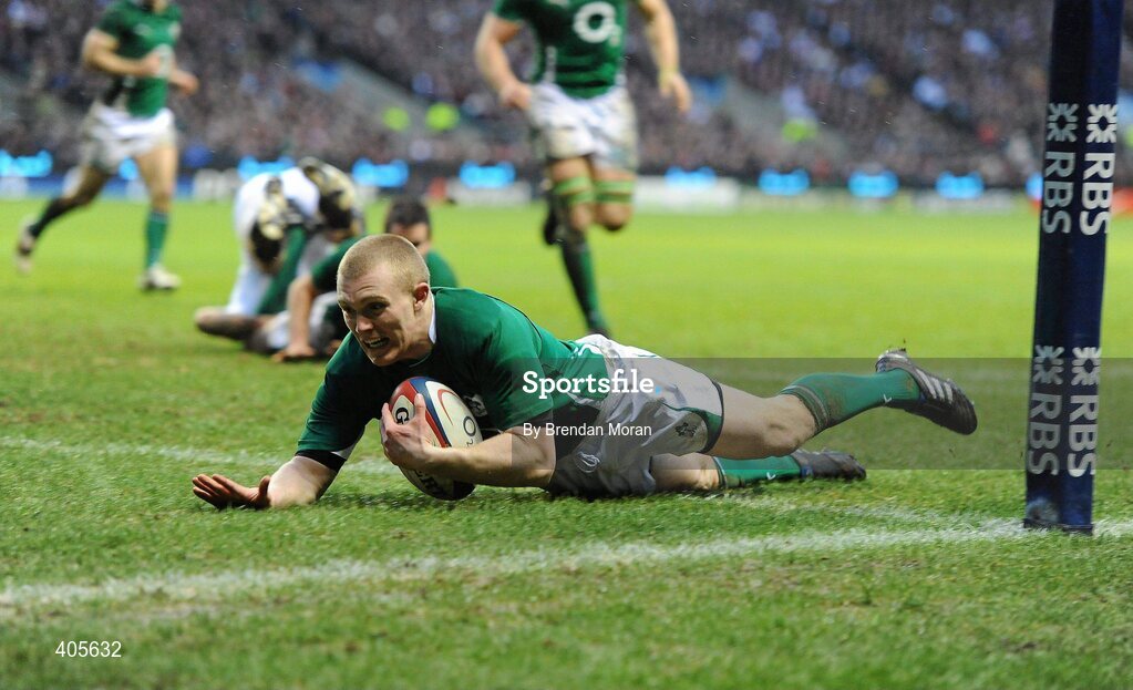 27 February 2010; Ireland's Keith Earls scores his side's second try against England. RBS Six Nations Rugby Championship, England v Ireland, Twickenham Stadium, Twickenham, London, England. Picture credit: Brendan Moran / SPORTSFILE