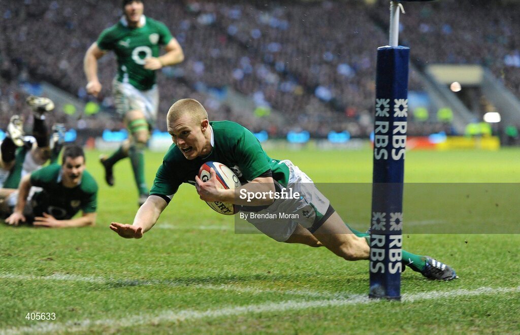 27 February 2010; Ireland's Keith Earls scores his side's second try against England. RBS Six Nations Rugby Championship, England v Ireland, Twickenham Stadium, Twickenham, London, England. Picture credit: Brendan Moran / SPORTSFILE