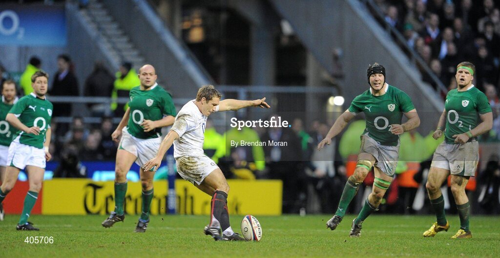 27 February 2010; England's Jonny Wilkinson kicks a drop goal for his side to lead 16-13 late in the game. RBS Six Nations Rugby Championship, England v Ireland, Twickenham Stadium, Twickenham, London, England. Picture credit: Brendan Moran / SPORTSFILE