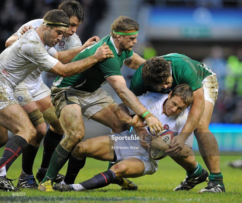 27 February 2010; England's Jonny Wilkinson is tackled by Ireland's Tony Buckley and Jamie Heaslip. RBS Six Nations Rugby Championship, England v Ireland, Twickenham Stadium, Twickenham, London, England. Picture credit: Brendan Moran / SPORTSFILE