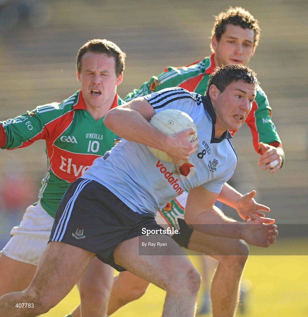 7 March 2010; Éamon Fennell, Dublin, in action against Andy Moran and Tom Parsons, Mayo. Allianz GAA Football National League Division 1 Round 3, Mayo v Dublin, McHale Park, Castlebar, Co. Mayo. Picture credit: Ray Ryan / SPORTSFILE