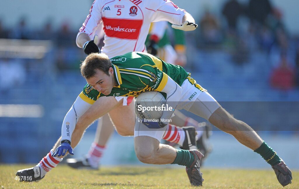 7 March 2010; Darran O'Sullivan, Kerry, gathers possession under pressure from Charlie Kielt, Derry. Allianz GAA Football National League, Division 1, Round 3, Kerry v Derry, Austin Stack Park, Tralee, Co. Kerry. Picture credit: Brendan Moran / SPORTSFILE