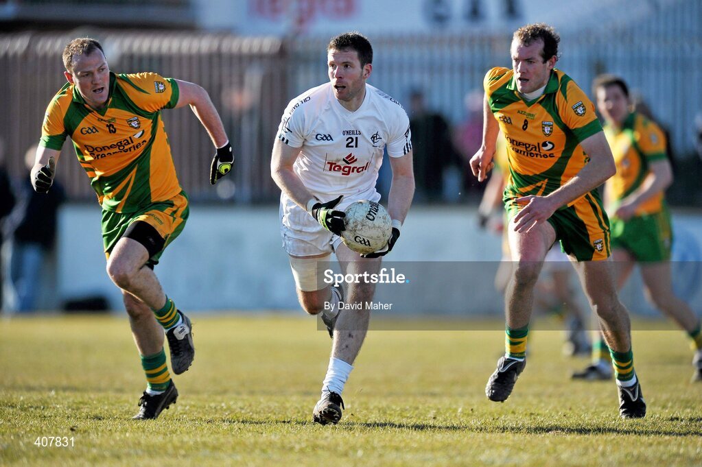 7 March 2010; Damien Hendy, Kildare, in action against Colm McFadden, left, and Neil Gallagher, Donegal. Allianz GAA Football National League, Division 2, Round 3, Kildare v Donegal, St Conleth's Park, Newbridge, Co. Kildare. Picture credit: David Maher / SPORTSFILE