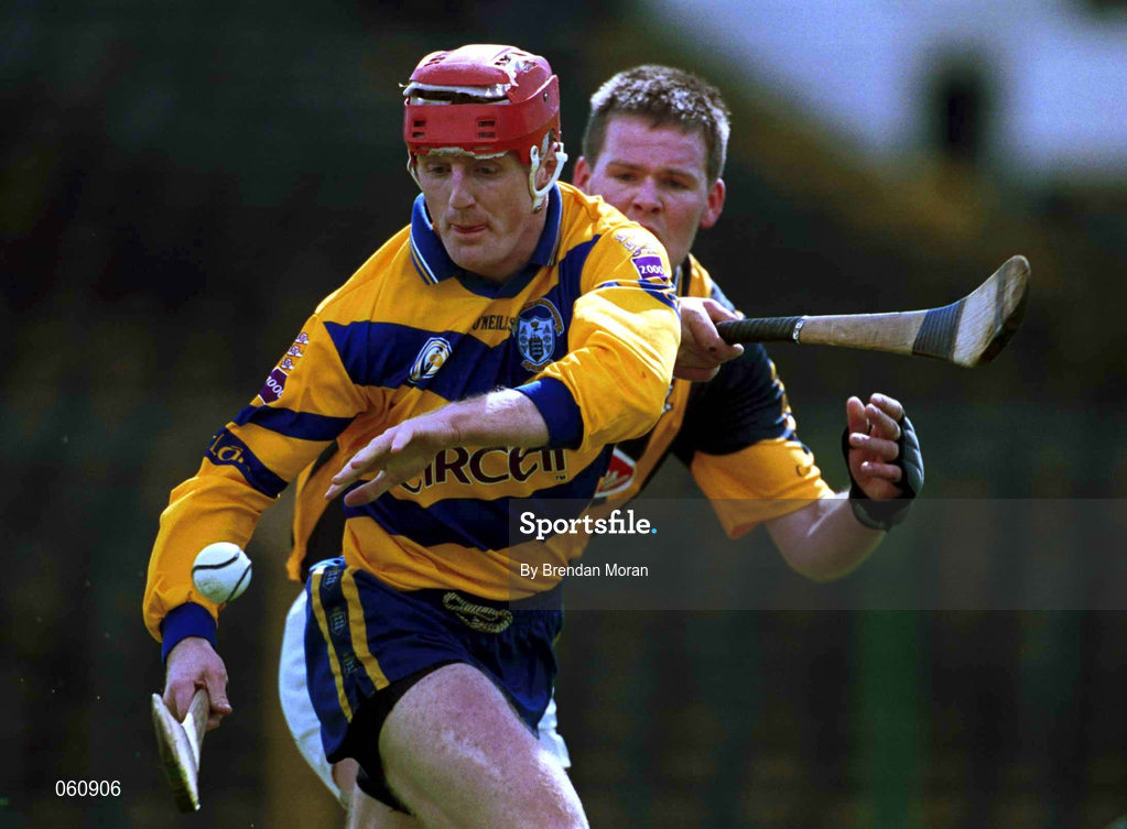 29 April 2001; Brian Lohan of Clare gets away from Kilkenny's Tom Drennan of Kilkenny during the Allianz GAA National Hurling League Division 1 Semi-Final match between Clare and Kilenny at Semple Stadium in Thurles, Tipperary. Photo by Brendan Moran/Sportsfile
