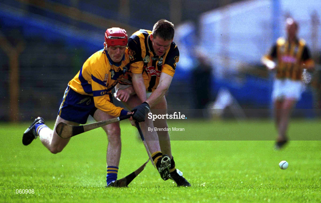 29 April 2001; Brian Lohan of Clare breaks his hurl in a clash with Kilkenny's Tom Drennan of Kilkenny during the Allianz GAA National Hurling League Division 1 Semi-Final match between Clare and Kilenny at Semple Stadium in Thurles, Tipperary. Photo by Brendan Moran/Sportsfile