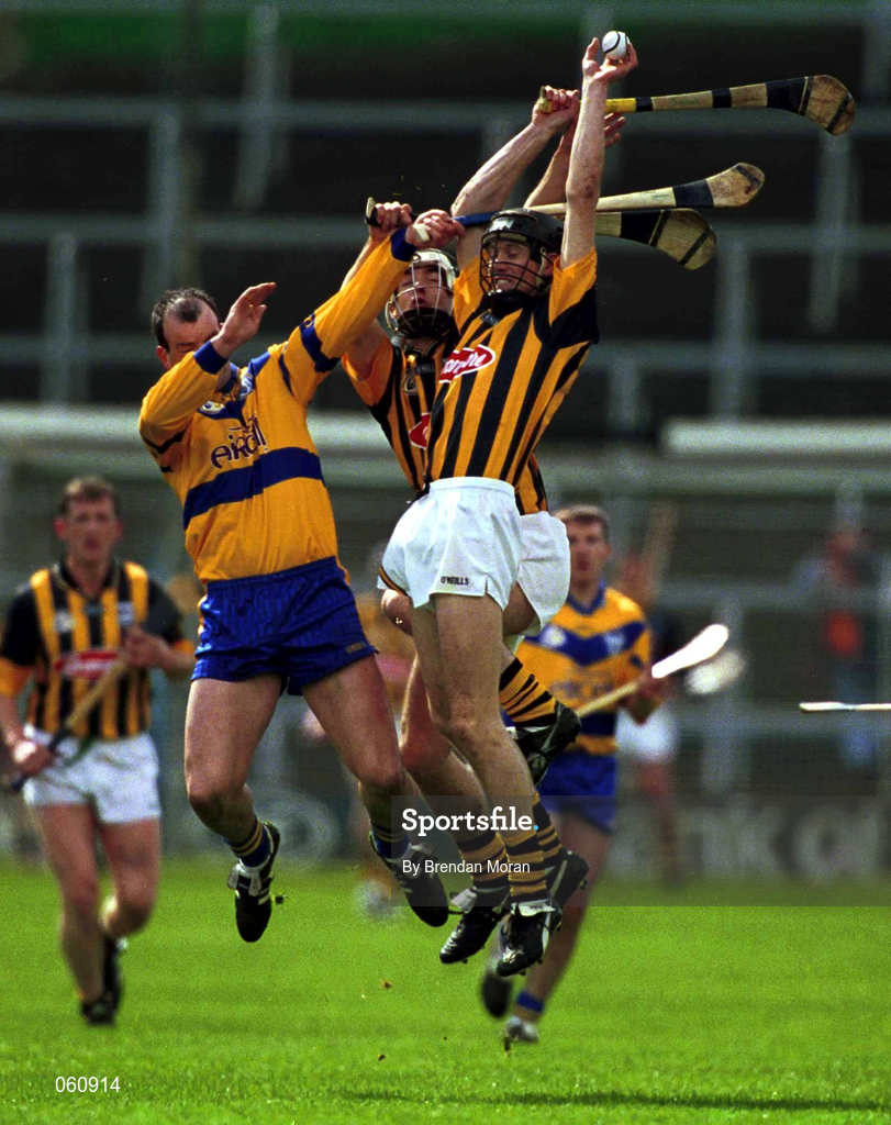 29 April 2001; Stephen Grehan of Kilkenny fields a high ball ahead of team-mate Aidan Cummins and Ollie Baker of Clare during the Allianz GAA National Hurling League Division 1 Semi-Final match between Clare and Kilenny at Semple Stadium in Thurles, Tipperary. Photo by Brendan Moran/Sportsfile
