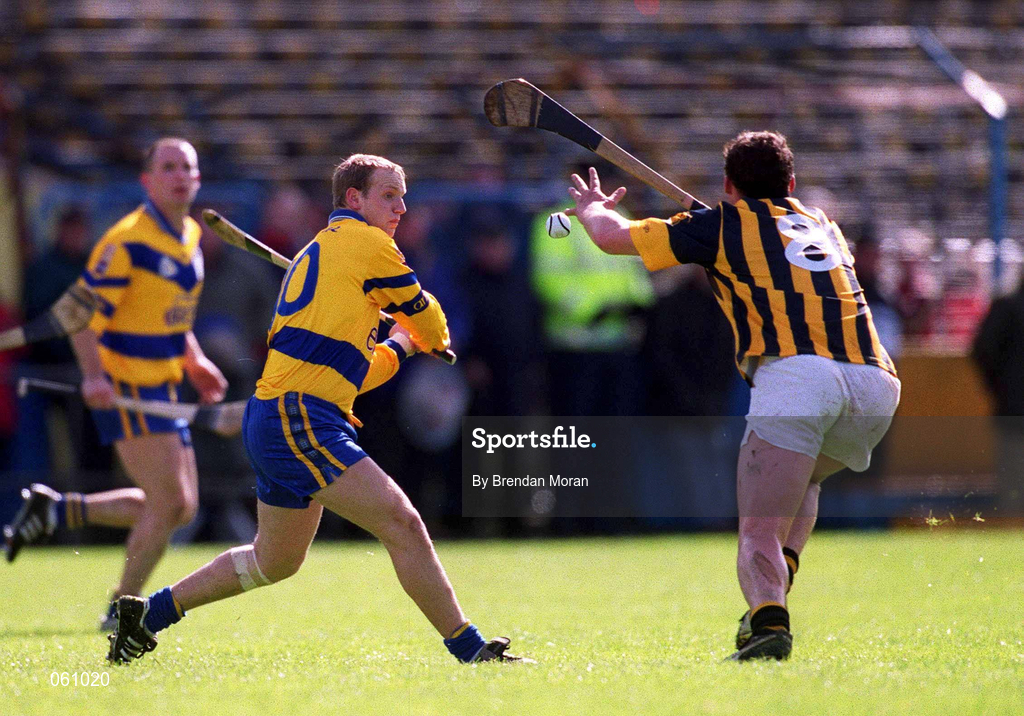 29 April 2001; Gearoid Considine of Clare shoots under pressure from Andy Comerford of Kilkenny during the Allianz GAA National Hurling League Division 1 Semi-Final match between Clare and Kilenny at Semple Stadium in Thurles, Tipperary. Photo by Brendan Moran/Sportsfile
