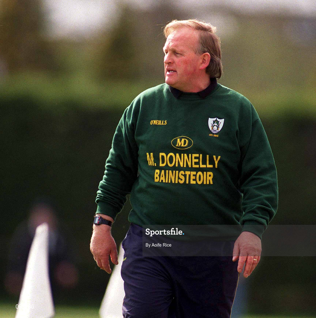 29 April 2001; Meath manager John Davis during the Guinness Leinster Senior Hurling Championship Preliminary Round match between Kildare and Meath at Conneff Park in Clane, Kildare. Photo by Aoife Rice/Sportsfile