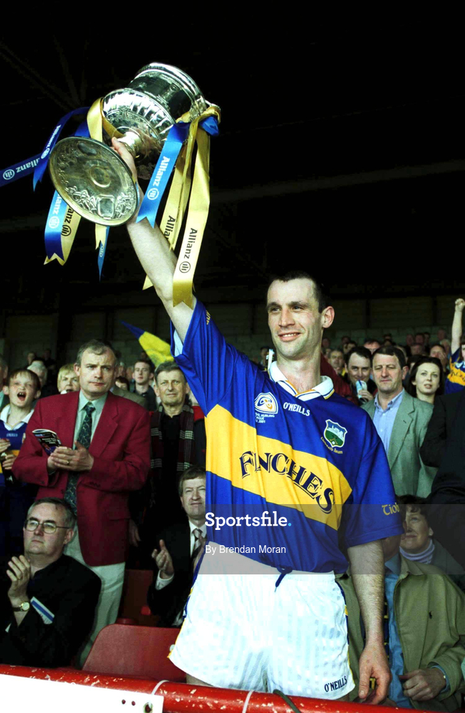6 May 2001; Tipperary captain Thomas Dunne lifts the trophy after the Allianz National Hurling League Final match between Tipperary and Clare at the Gaelic Grounds in Limerick. Photo by Brendan Moran/Sportsfile *** Local Caption ***