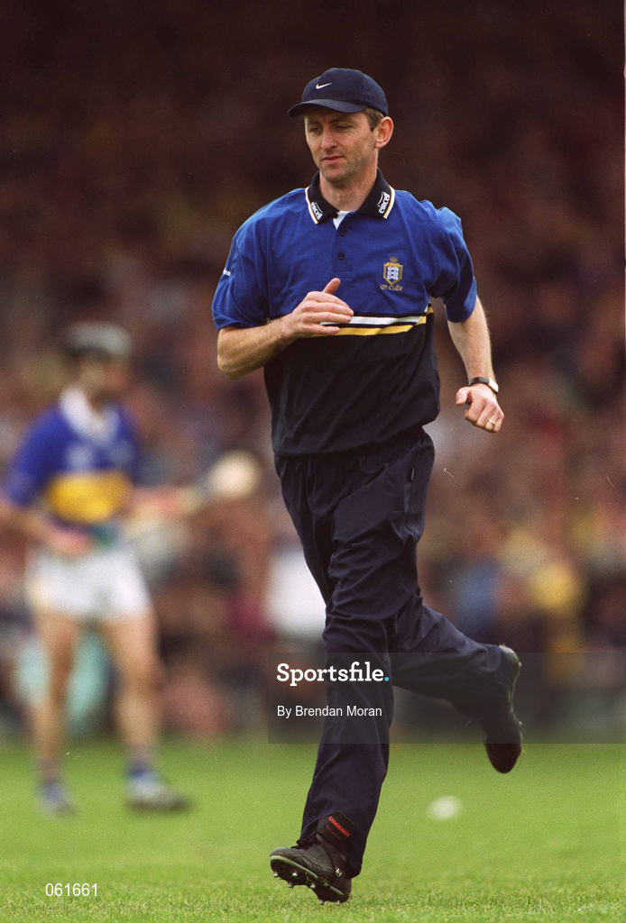 6 May 2001; Clare manager Cyril Lyons during the Allianz National Hurling League Final match between Tipperary and Clare at the Gaelic Grounds in Limerick. Photo by Brendan Moran/Sportsfile