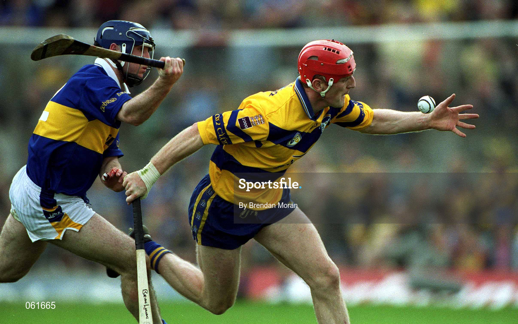 6 May 2001; Brian Lohan of Clare gets away from Eoin Kelly of Tipperary during the Allianz National Hurling League Final match between Tipperary and Clare at the Gaelic Grounds in Limerick. Photo by Brendan Moran/Sportsfile *** Local Caption ***