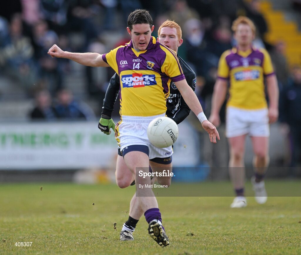 7 March 2010; Shane Roche, Wexford, in action against Ross Donovan, Sligo. Allianz National Football League, Division 3, Round 3, Wexford v Sligo, Wexford Park, Wexford. Picture credit: Matt Browne / SPORTSFILE
