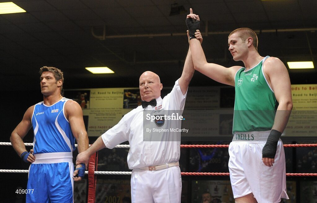 12 March 2010; Con Sheehan, Ireland, is announced victorious, by referee Larry Durand, over Clemente Russo, Italy, following their 91kg bout. Elite International, National Stadium, Dublin. Picture credit: Stephen McCarthy / SPORTSFILE