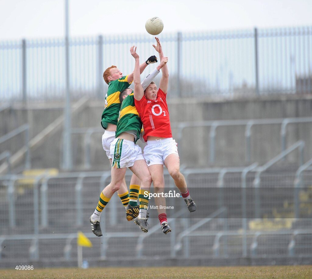 13 March 2010; Eoin Keane, Cork, in action against Johnny Buckley and Colm Moriarty, Kerry. Cadbury Munster GAA Football Under 21 Quarter-Final, Kerry v Cork, Austin Stack Park, Tralee, Co. Kerry. Picture credit: Matt Browne / SPORTSFILE