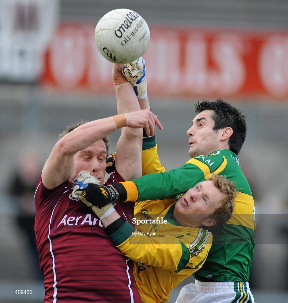 14 March 2010; Cillin de Paor, Galway, in action against Brendan Kealy and Tom O'Sullivan, Kerry. Allianz GAA Football National League, Division 1, Round 4, Galway v Kerry, Pearse Stadium, Galway. Picture credit: Ray Ryan / SPORTSFILE