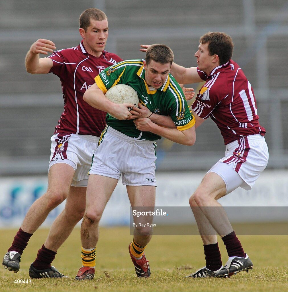14 March 2010; Marc O Se, Kerry, in action against Niall Coleman and Gary Sice, Galway. Allianz GAA Football National League, Division 1, Round 4, Galway v Kerry, Pearse Stadium, Galway. Picture credit: Ray Ryan / SPORTSFILE