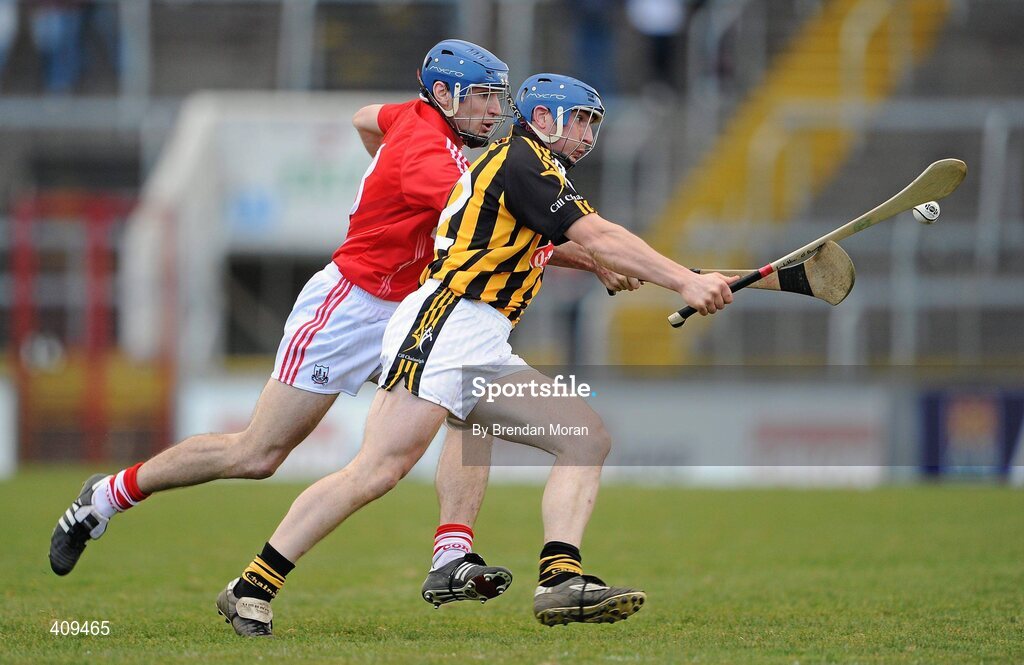 14 March 2010; Willie O'Dwyer, Kilkenny, in action against Tom Kenny, Cork. Allianz GAA Hurling National League, Division 1, Round 3, Cork v Kilkenny, Pairc Ui Chaoimh, Cork. Picture credit: Brendan Moran / SPORTSFILE