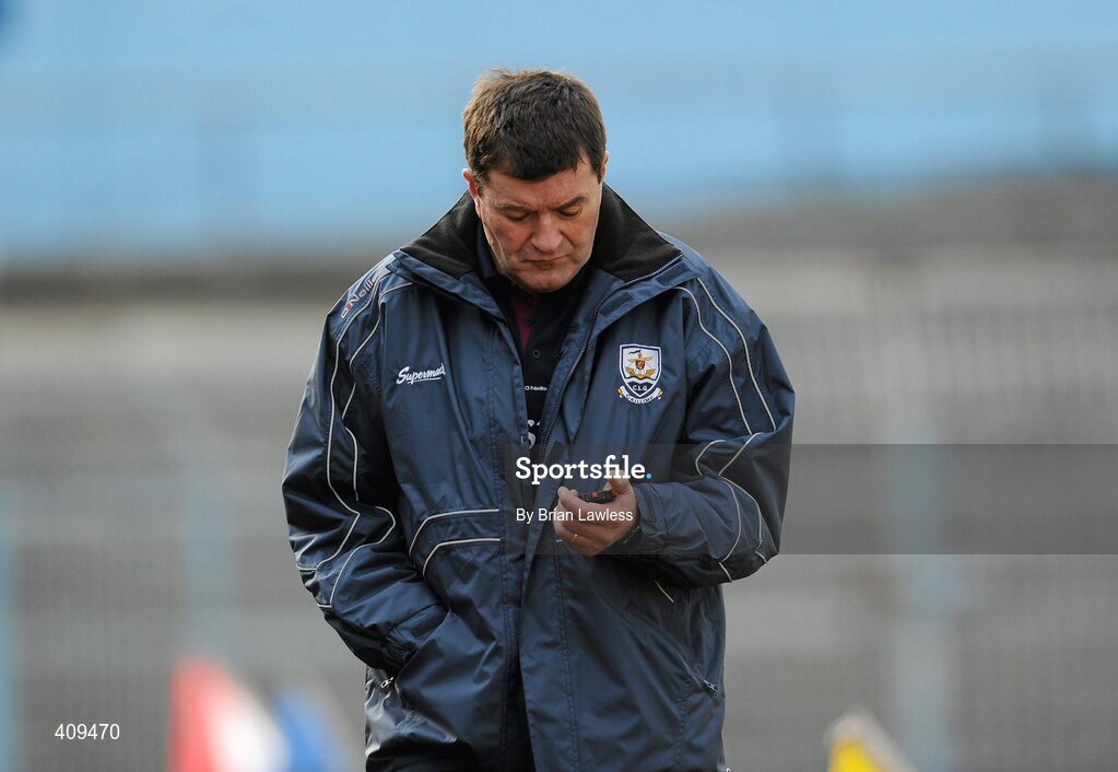 14 March 2010; Galway manager John McIntyre checks his watch in the dying minutes. Allianz GAA Hurling National League, Division 1, Round 3, Tipperary v Galway, Semple Stadium, Thurles, Co. Tipperary. Picture credit: Brian Lawless / SPORTSFILE