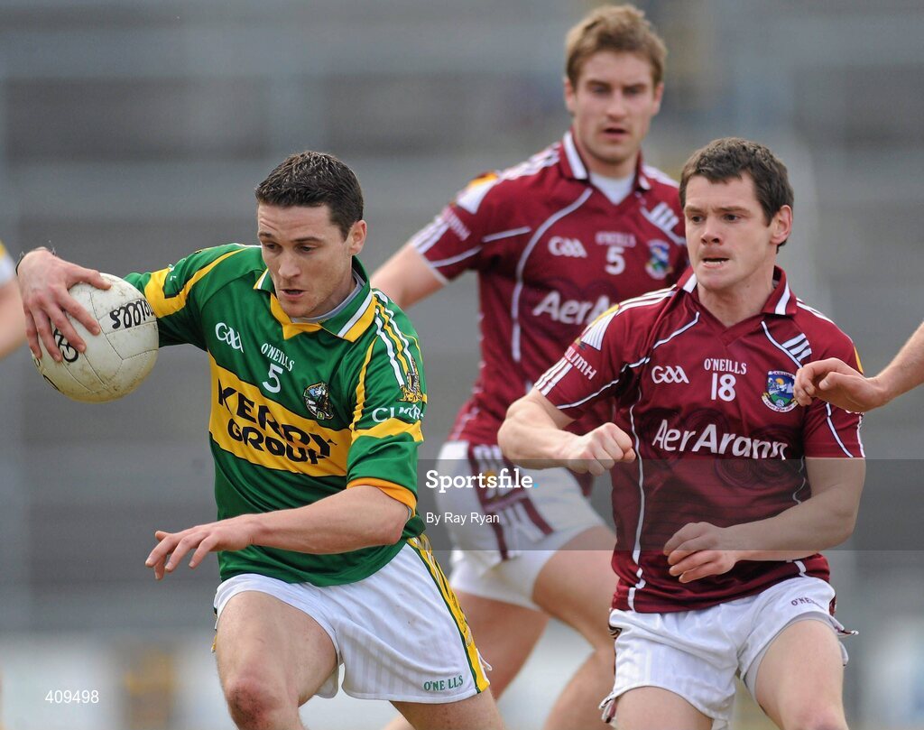 14 March 2010; Adrian O'Connell, Kerry, in action against Garry O'Donnell and Declan Meehan, Galway. Allianz GAA Football National League, Division 1, Round 4, Galway v Kerry, Pearse Stadium, Galway. Picture credit: Ray Ryan / SPORTSFILE
