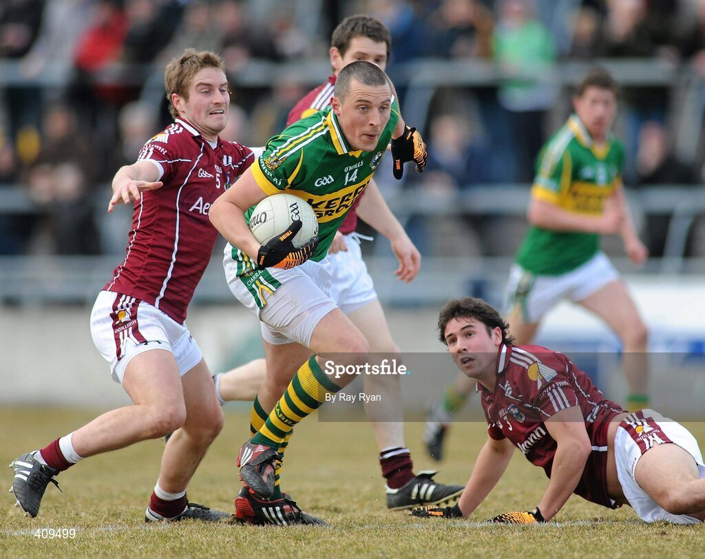 14 March 2010; Kieran Donaghy, Kerry, in action against Garry O'Donnell and Fintan Hanley, Galway. Allianz GAA Football National League, Division 1, Round 4, Galway v Kerry, Pearse Stadium, Galway. Picture credit: Ray Ryan / SPORTSFILE