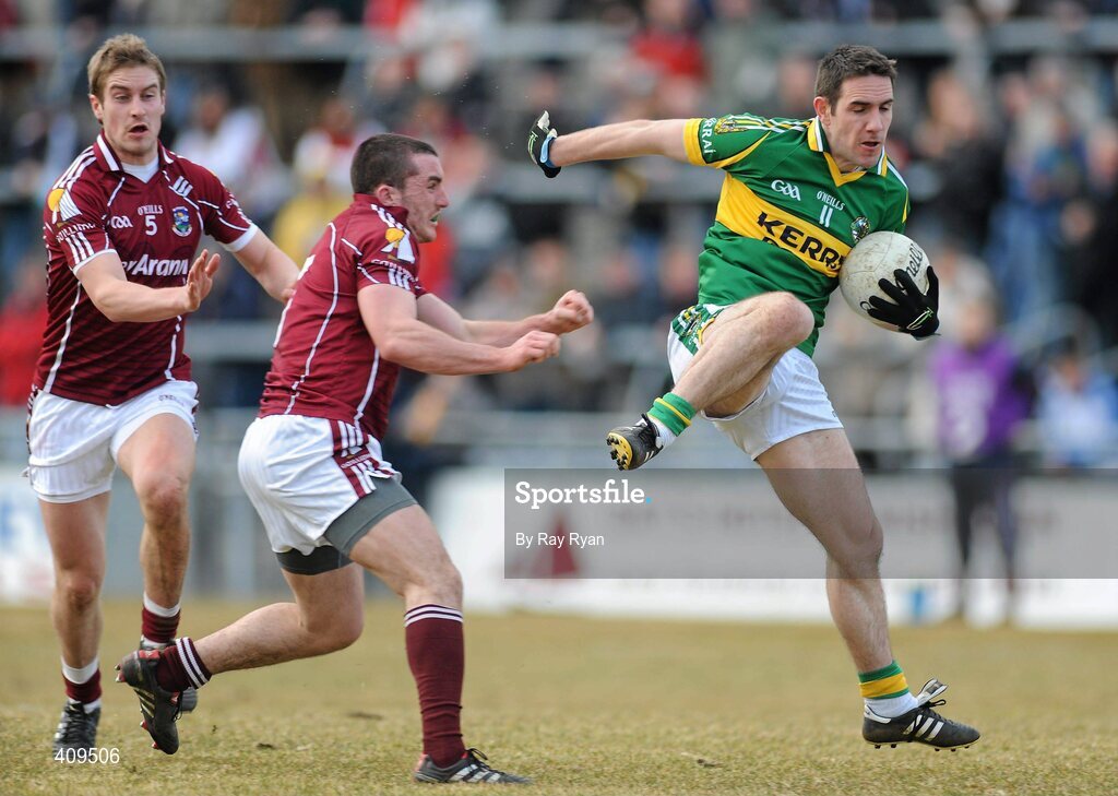 14 March 2010; Declan O'Sullivan, Kerry, in action against David Reilly and Garry O'Donnell, Galway. Allianz GAA Football National League, Division 1, Round 4, Galway v Kerry, Pearse Stadium, Galway. Picture credit: Ray Ryan / SPORTSFILE