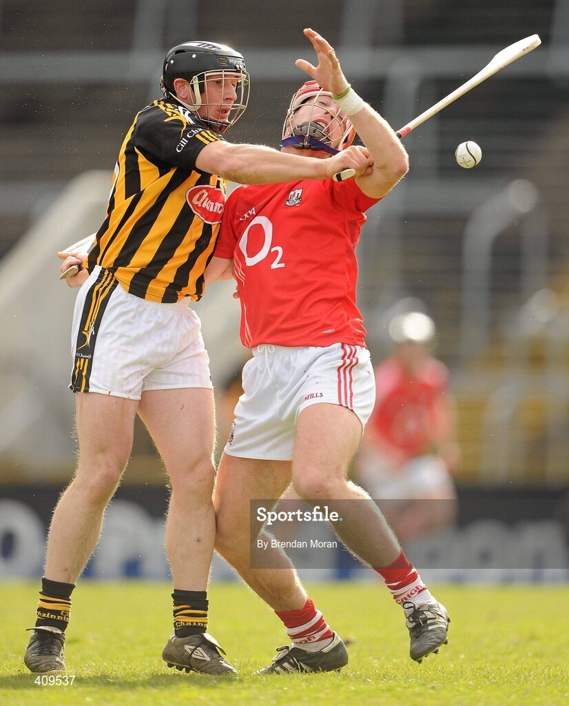 14 March 2010; Aidan Fogarty, Kilkenny, contests a dropping ball with Ronan Curran, Cork. Allianz GAA Hurling National League, Division 1, Round 3, Cork v Kilkenny, Pairc Ui Chaoimh, Cork. Picture credit: Brendan Moran / SPORTSFILE