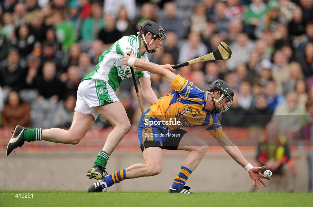 17 March 2010; Eugene McEntee, Portumna, reaches for the sliothar ahead of Patrick Reid, Ballyhale Shamrocks. AIB GAA Hurling All-Ireland Senior Club Championship Final, Ballyhale Shamrocks v Portumna, Croke Park, Dublin. Picture credit: Brendan Moran / SPORTSFILE