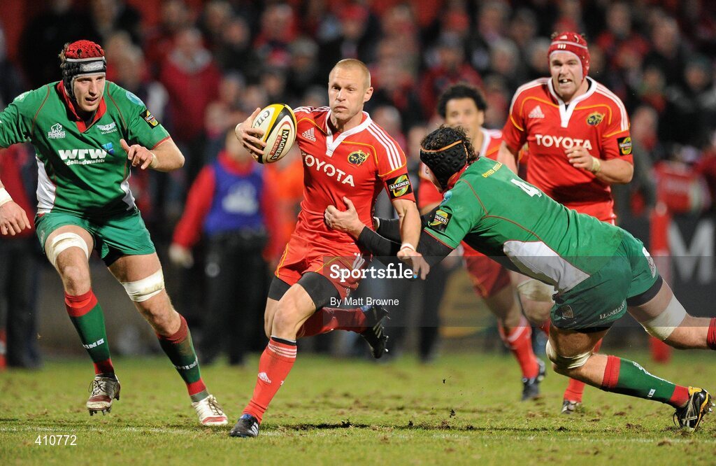 18 March 2010; Paul Warwick, Munster, is tackled by Lou Reed, Scarlets. Celtic League, Munster v Scarlets, Musgrave Park, Cork. Picture credit: Matt Browne / SPORTSFILE