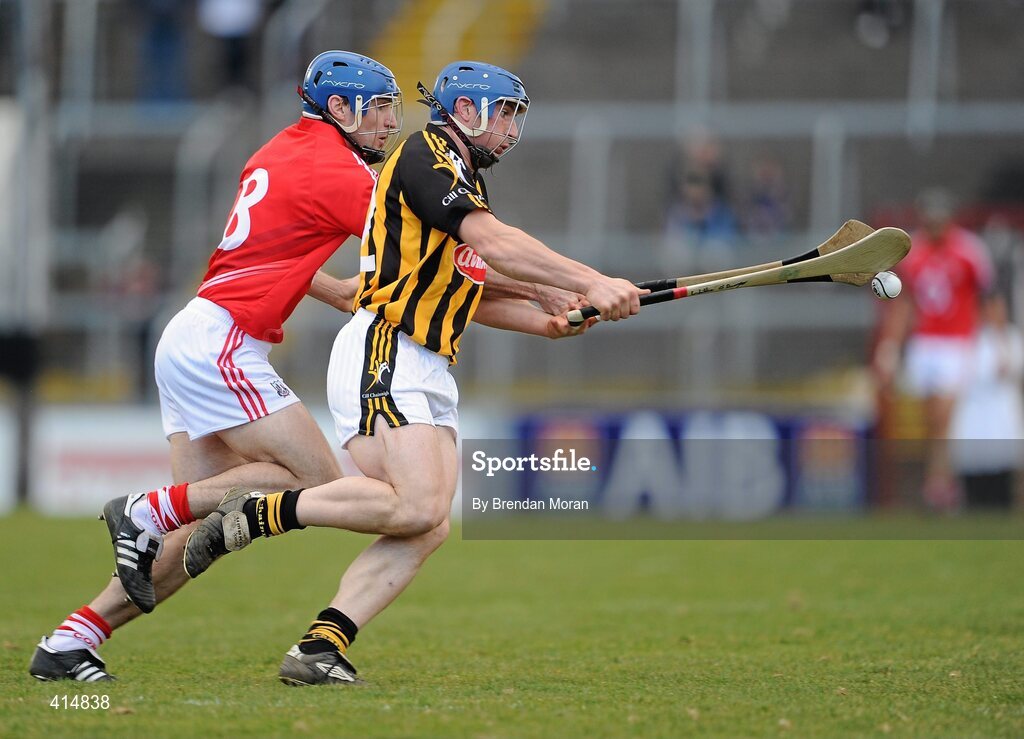 14 March 2010; Willie O'Dwyer, Kilkenny, in action against Tom Kenny, Cork. Allianz GAA Hurling National League, Division 1, Round 3, Cork v Kilkenny, Pairc Ui Chaoimh, Cork. Picture credit: Brendan Moran / SPORTSFILE
