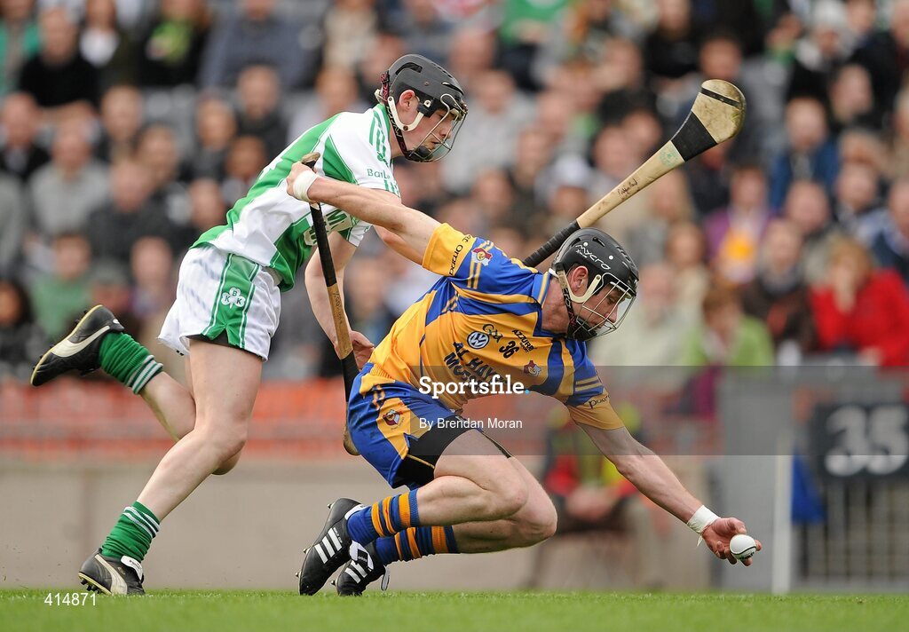 17 March 2010; Eugene McEntee, Portumna, reaches for the sliothar ahead of Patrick Reid, Ballyhale Shamrocks. AIB GAA Hurling All-Ireland Senior Club Championship Final, Ballyhale Shamrocks v Portumna, Croke Park, Dublin. Picture credit: Brendan Moran / SPORTSFILE