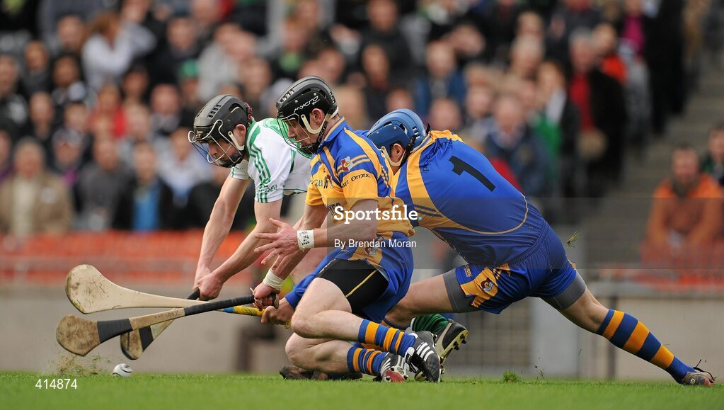 17 March 2010; Patrick Reid, Ballyhale Shamrocks, in action against Eugene McEntee and goalkeeper Ivan Canning, Portumna. AIB GAA Hurling All-Ireland Senior Club Championship Final, Ballyhale Shamrocks v Portumna, Croke Park, Dublin. Picture credit: Brendan Moran / SPORTSFILE