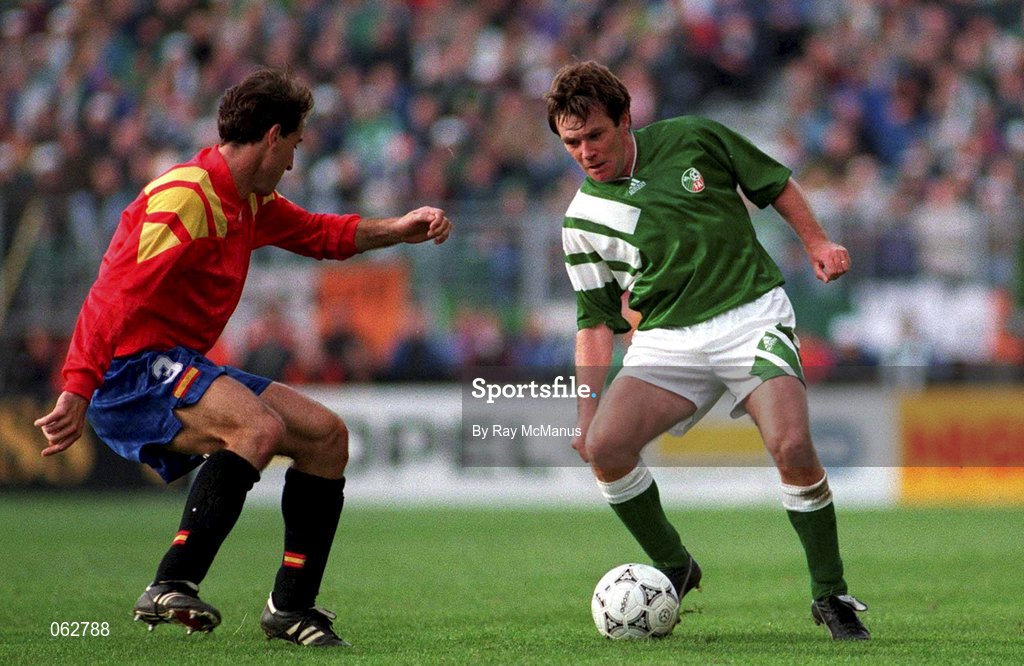13 October 1993; Ray Houghton of Republic of Ireland in action against Gonzalez Voro of Spain during the FIFA World Cup Qualifier match between Republic of Ireland and Spain at Lansdowne Road in Dublin. Photo by Ray McManus/Sportsfile