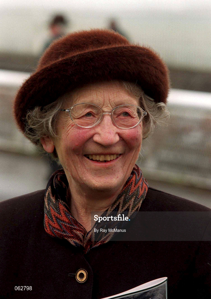 21 April 2001; Mary O'Connor representing Owner Bertram R. Firestone at The Curragh Racecourse in Kildare. Photo by Ray McManus/Sportsfile