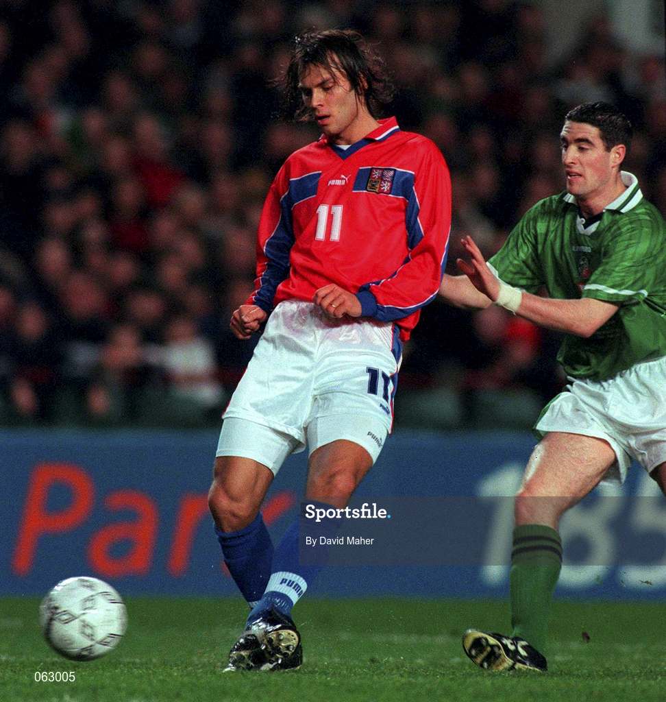 23 February 2000; Patrick Berger of Czech Republic during the International Friendly match between Republic of Ireland and Czech Republic at Lansdowne Road in Dublin. Photo by David Maher/Sportsfile