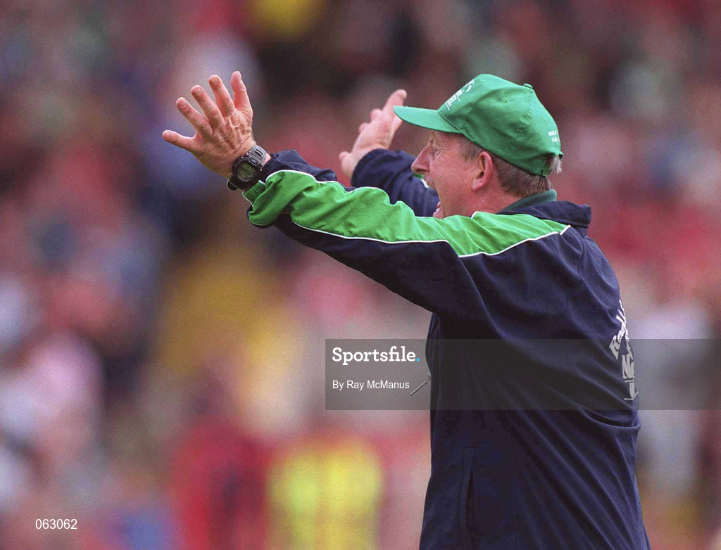 27 May 2001; Limerick manager Eamonn Cregan shouts instructions during the Guinness Munster Senior Hurling Championship Quarter-Final match between Cork and Limerick at Páirc Uí Chaoimh in Cork. Photo by Ray McManus/Sportsfile