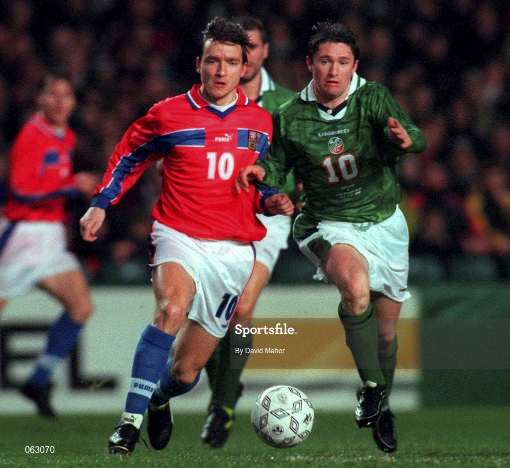 23 February 2000; Vladimir Smicer of Czech Republic is challenged by Robbie Keane of Republic of Ireland during the International Friendly match between Republic of Ireland and Czech Republic at Lansdowne Road in Dublin. Photo by David Maher/Sportsfile