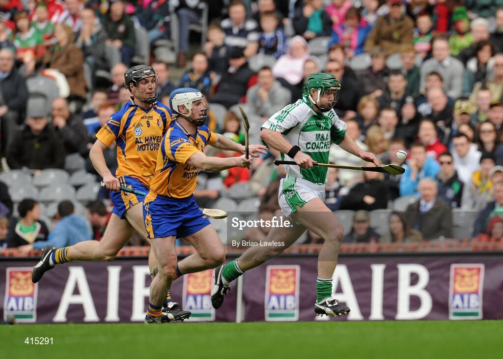 17 March 2010; Henry Shefflin, Ballyhale Shamrocks, in action against Eoin Lynch, left, and Michael Ryan, Portumna. AIB GAA Hurling All-Ireland Senior Club Championship Final, Ballyhale Shamrocks v Portumna, Croke Park, Dublin. Picture credit: Brian Lawless / SPORTSFILE