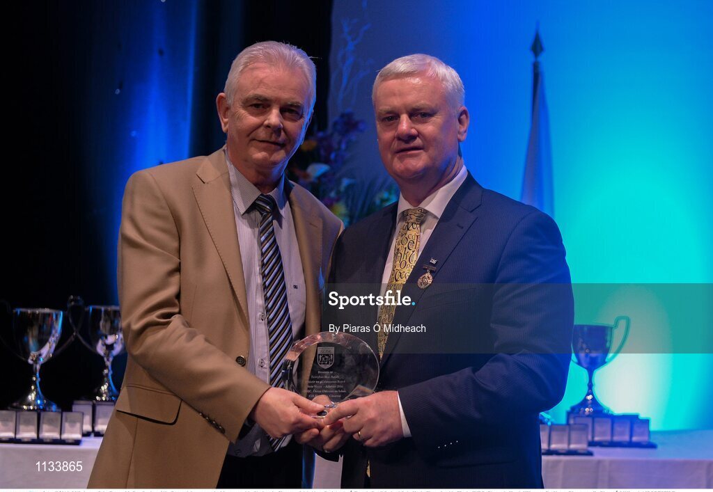 2 April 2016; Máistir na gCeist Fergus McGee, Loch an Iúir, Donegal, is presented with an award by Uachtarán Chumann Lúthchleas Gael Aogán Ó Fearghail. All-Ireland Scór Sinsir Championship Finals. INEC, Gleneagle Hotel, Killarney, Co. Kerry. Picture credit: Piaras Ó Mídheach / SPORTSFILE