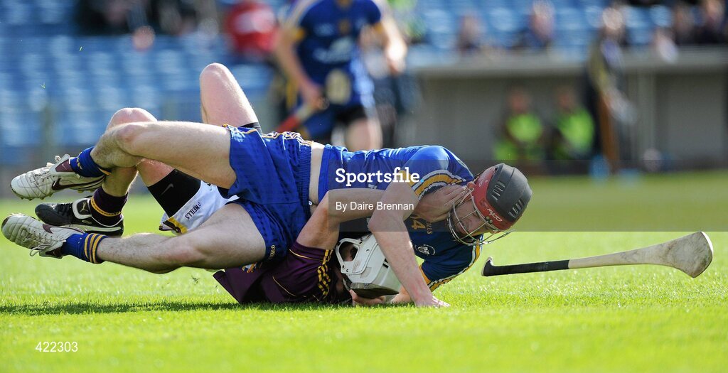 2 May 2010; Darach Honan, Clare, gets involved in a scuffle with Ciarán Kenny, Wexford. Allianz GAA Hurling National League Division 2 Final, Clare v Wexford, Semple Stadium, Thurles, Co Tipperary. Picture credit: Daire Brennan / SPORTSFILE