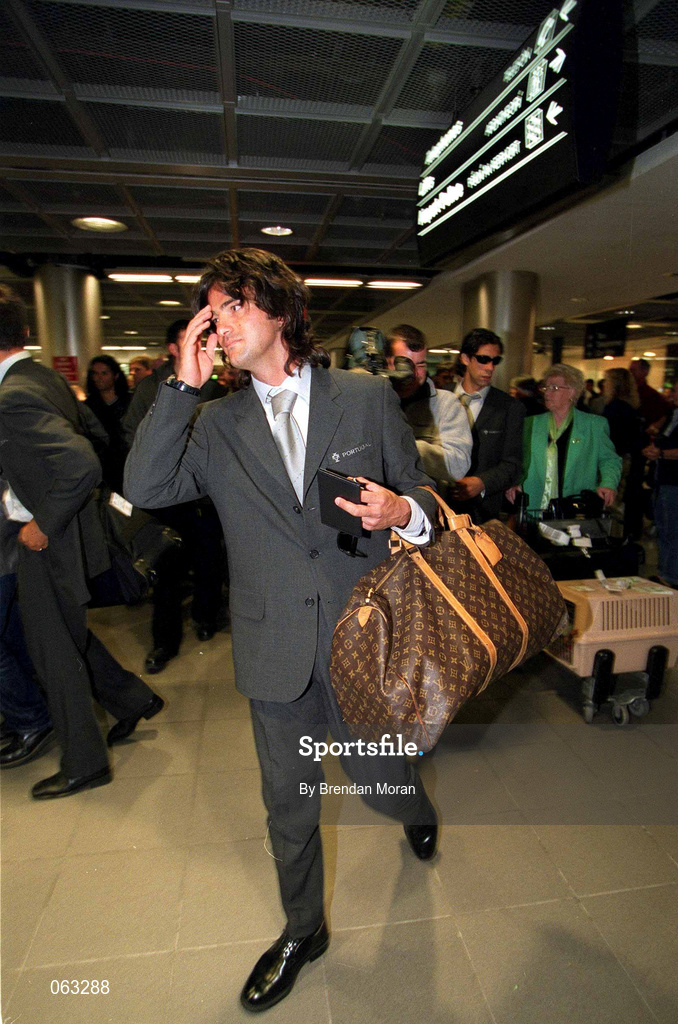 31 May 2001; Fernando Couto of Portugal arrives at Dublin airport prior to the FIFA World Cup 2002 Group 2 Qualifier match against the Republic of Ireland in Lansdowne Road in Dublin. Photo by Brendan Moran/Sportsfile