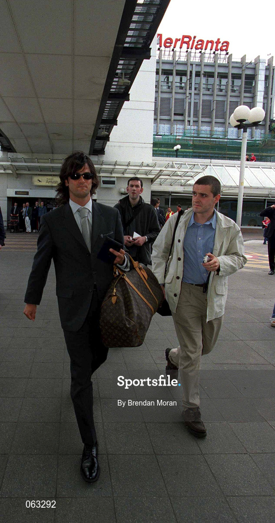 31 May 2001; Fernando Couto of Portugal arrives at Dublin airport prior to the FIFA World Cup 2002 Group 2 Qualifier match against the Republic of Ireland in Lansdowne Road in Dublin. Photo by Brendan Moran/Sportsfile