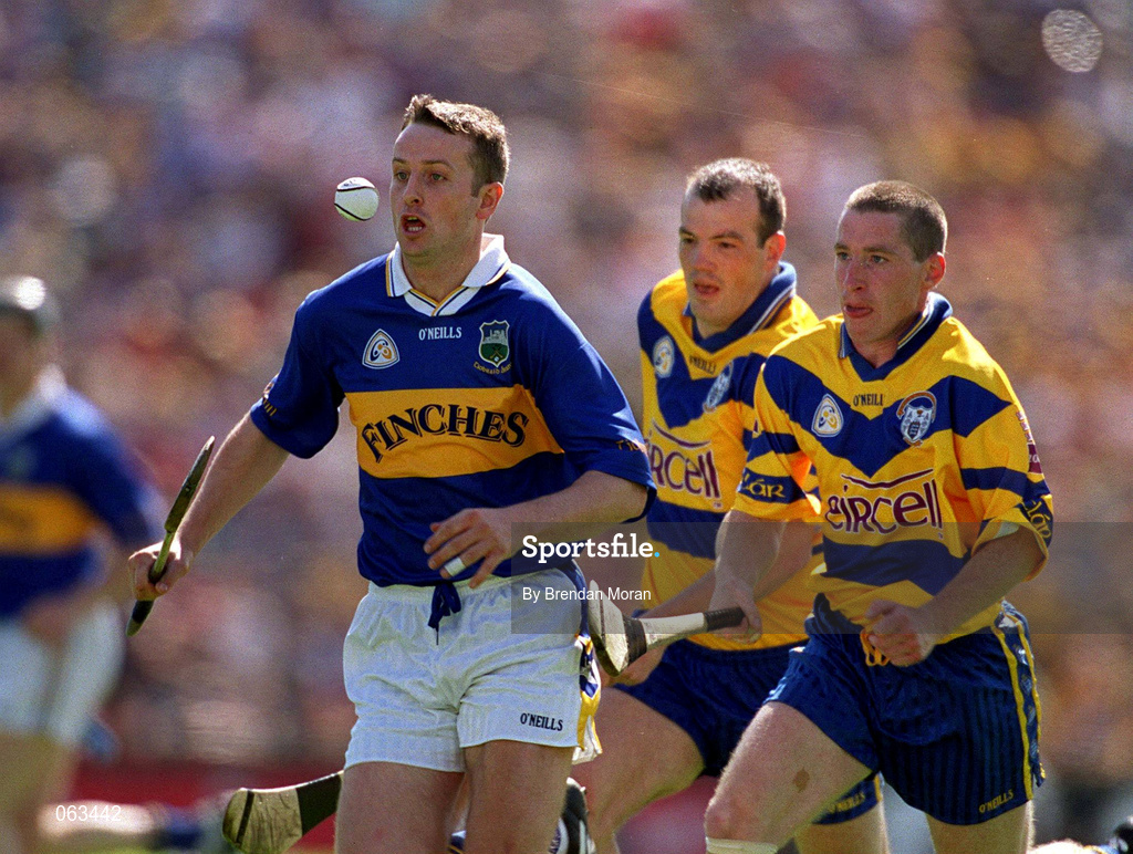 3 June 2001; Brian O'Meara of Tipperary in action against David Hoey and Ollie Baker of Clare during the Guinness Munster Senior Hurling Championship Semi-Final match between Tipperary and Clare at Páirc Uí Chaoimh in Cork. Photo by Brendan Moran/Sportsfile