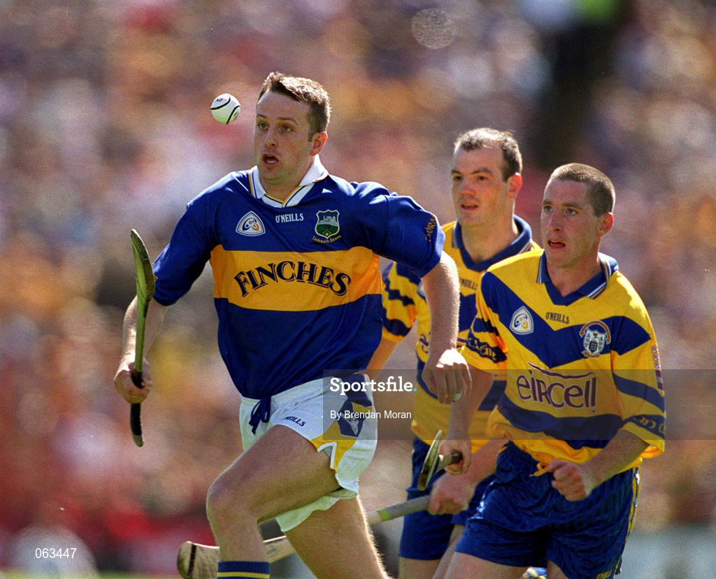 3 June 2001; Brian O'Meara of Tipperary in action against David Hoey and Ollie Baker of Clare during the Guinness Munster Senior Hurling Championship Semi-Final match between Tipperary and Clare at Páirc Uí Chaoimh in Cork. Photo by Brendan Moran/Sportsfile
