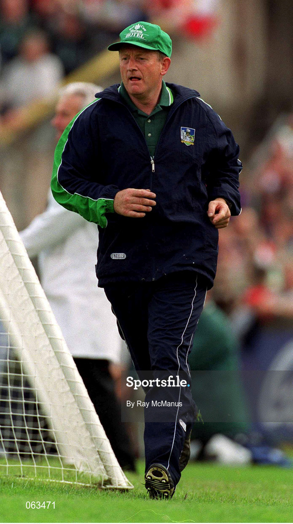 27 May 2001; Limerick manager Eamonn Cregan during the Guinness Munster Senior Hurling Championship Quarter-Final match between Cork and Limerick at Páirc Uí Chaoimh in Cork. Photo by Ray McManus/Sportsfile