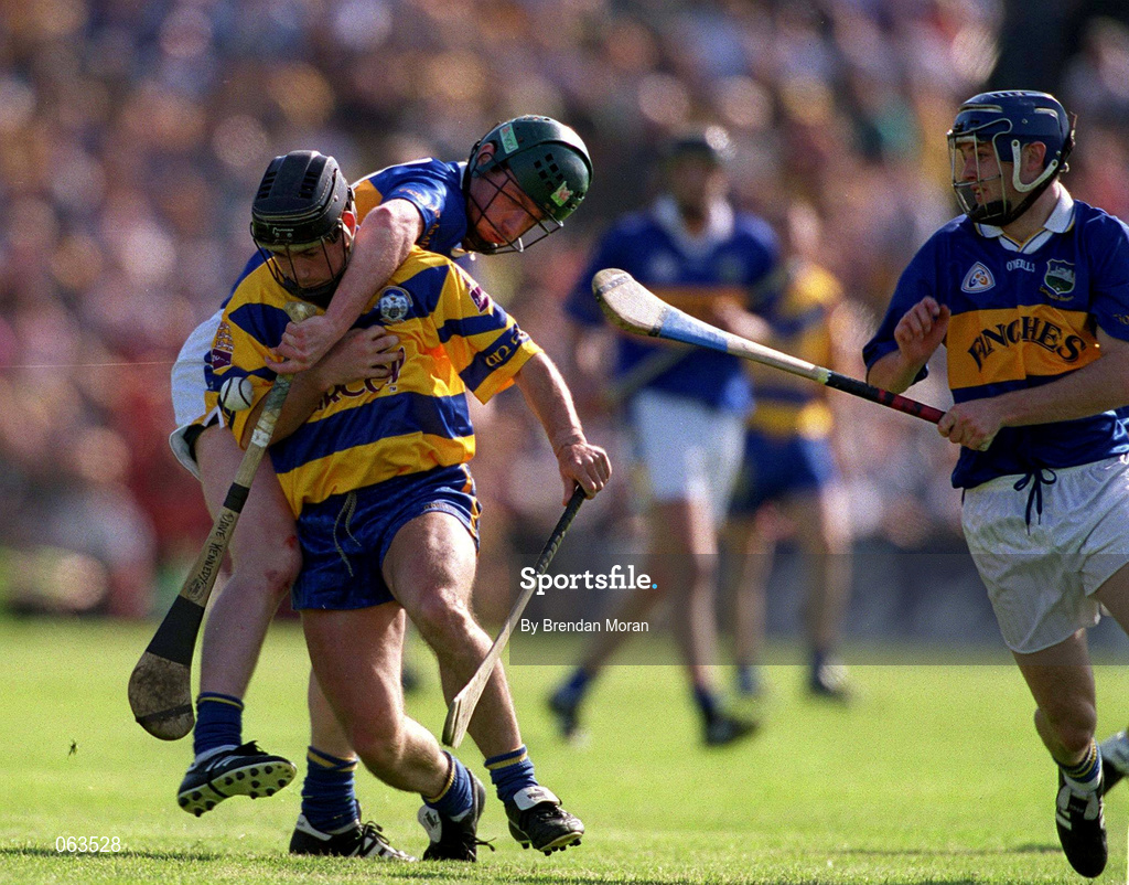 3 June 2001; David Forde of Clare in action against David Kennedy and Paul Kelly of Tipperary during the Guinness Munster Senior Hurling Championship Semi-Final match between Tipperary and Clare at Páirc Uí Chaoimh in Cork. Photo by Brendan Moran/Sportsfile