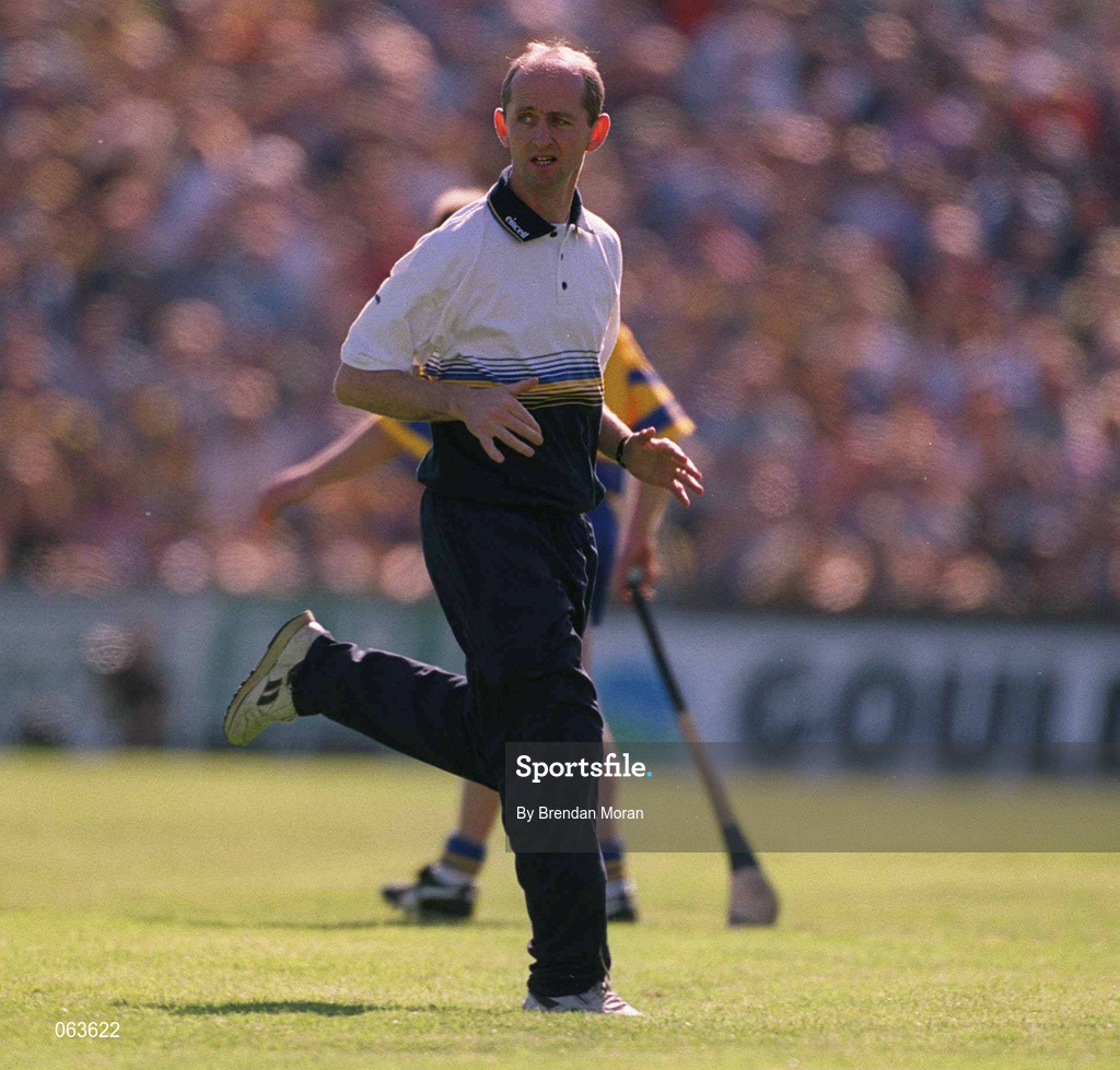 3 June 2001; Clare manager Cyril Lyons during the Guinness Munster Senior Hurling Championship Semi-Final match between Tipperary and Clare at Páirc Uí Chaoimh in Cork. Photo by Brendan Moran/Sportsfile
