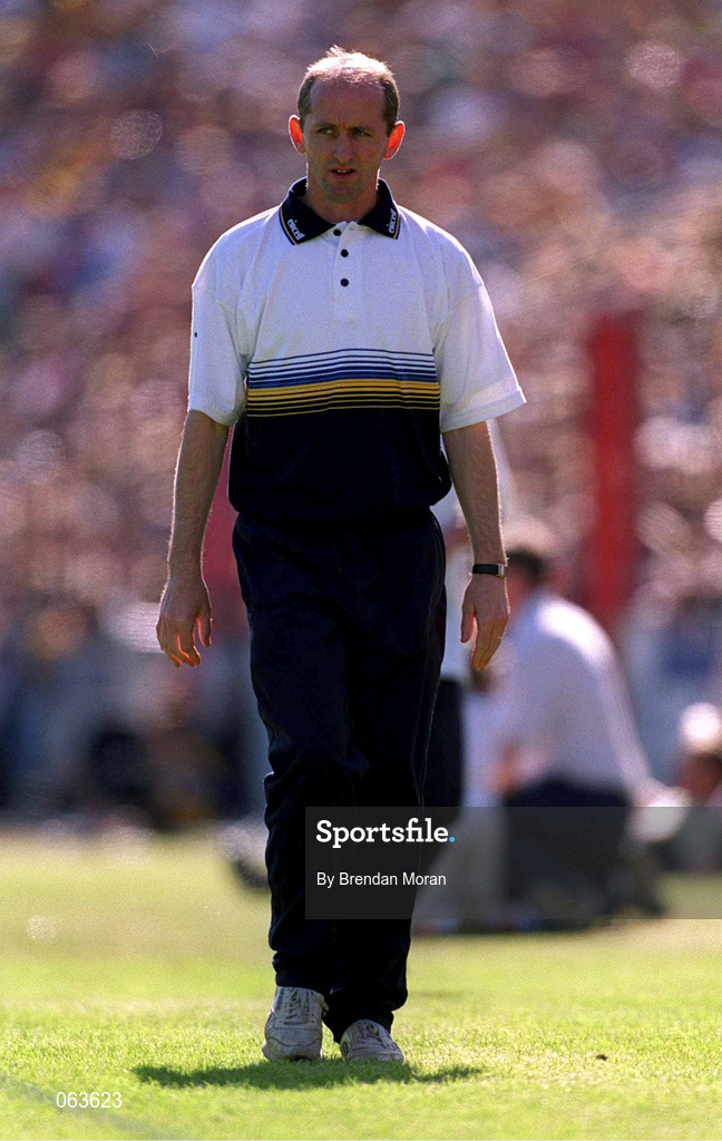 3 June 2001; Clare manager Cyril Lyons during the Guinness Munster Senior Hurling Championship Semi-Final match between Tipperary and Clare at Páirc Uí Chaoimh in Cork. Photo by Brendan Moran/Sportsfile