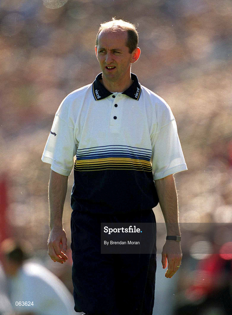 3 June 2001; Clare manager Cyril Lyons during the Guinness Munster Senior Hurling Championship Semi-Final match between Tipperary and Clare at Páirc Uí Chaoimh in Cork. Photo by Brendan Moran/Sportsfile