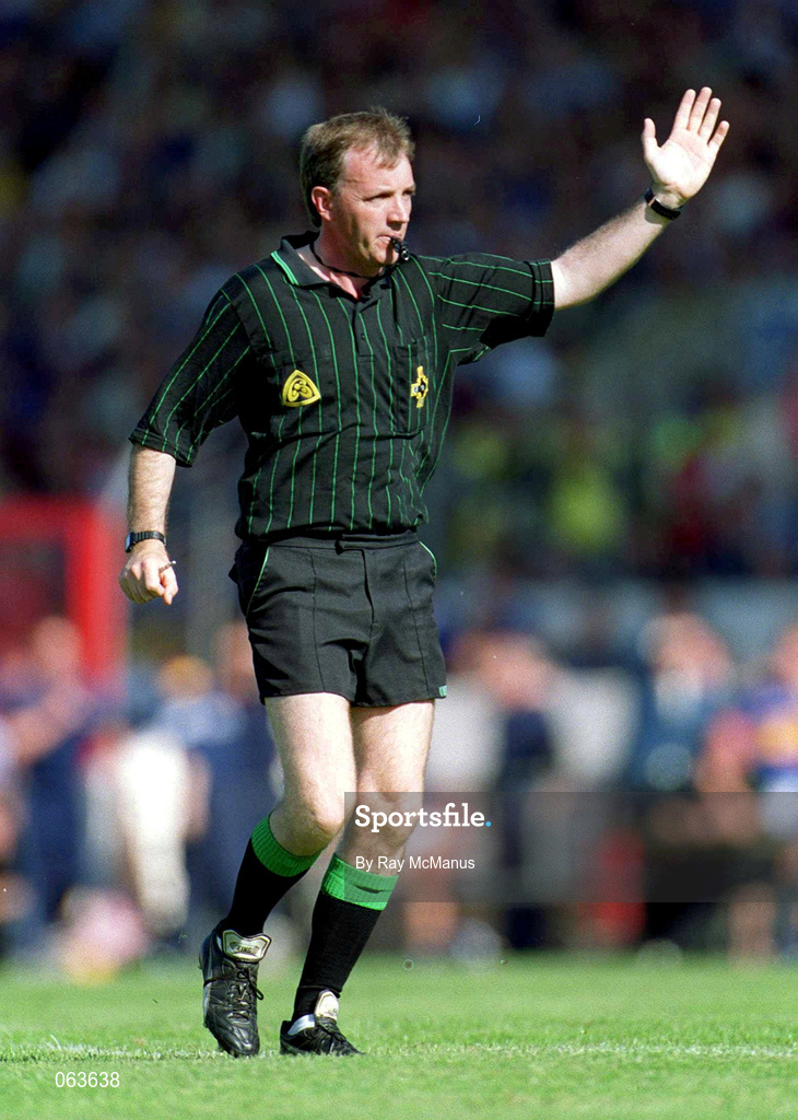 3 June 2001; Referee Dickie Murphy during the Guinness Munster Senior Hurling Championship Semi-Final match between Tipperary and Clare at Páirc Uí Chaoimh in Cork. Photo by Ray McManus/Sportsfile